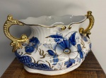 Porcelana Sta Terezinha - Floreira/Centro de Mesa em porcelana  branca com policromia floral azul cobalto com contornos  dourados alças  -Medidas:   20 x 15 x 30 cm de alça a alça 