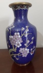 Vaso de Cloisonné japonês com motivo floral cerejeira sobre fundo azul - Altura: 18 cm e Diâmetro: 5 cm( base)