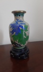 Vaso de Cloisonné Republica da China, com motivo floral e folhagem sobre fundo cinza, com base em madeira - Altura: 13 cm (com a base)