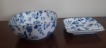 Bowl e um covilete em porcelana branca com delicados desenhos florais em tom de azul e um delicado filete na borda - Medidas: 5x12x11 cm e 2x9x9 cm