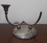 Antigo candelabro com dois braços, espessurado a prata. Necessita de limpeza, um braço  sem o bocal para a vela - Altura: 14 cm e Diâmetro: 13 cm (base)