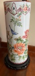 Belíssimo vaso decorativo (porta guarda-chuvas) em porcelana branca com delicada pintura feita a mão em tema floral com pássaros, assinado. Acompanha peanha - Altura: 50 cm com base e  Diâmetro: 19 cm (boca)