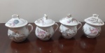 D&C Limoges - Quatro potinhos com tampa em porcelana francesa branca decorada em policromia com delicadas flores e folha, filete na cor ouro. Marcada no fundo D & Cº - France (Delignières et Cie). Século XIX. - Um potinho quebrado.