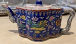 Bule Chinês em cerâmica esmaltada, forma multipeças com tampa rômbica. Bela pintura em esmalte policromado com qilin entre delicadas flores. Base esmaltada lisa, peça marcada - Medidas: 20x10x10 cm
