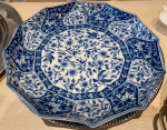 Lindíssimo e elegante prato Saladeira/ Fruteira/ centro de mesa em porcelana chinesa, decorado nas duas faces com delicados desenhos orientais de flores e pássaros nas cores azul, com marcação na base - Diâmetro: 32 cm e Altura: 5 cm