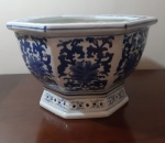 Cachepô de porcelana chinesa, oitavado, azul e branco, decorado com motivos fitoformes - Altura: 18 cm e Diâmetro: 30 cm