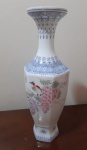 Finíssimo e delicado vaso vintage em porcelana chinesa branca translúcida casca de ovo, pintado à mão. Decorado na parte frontal com desenhos de pássaros e flores, e ornamentos orientais na parte superior. Peça autêntica, carimbada, lote na caixa original - Altura: 23 cm - Medidas: 10x24x10 cm ( caixa)