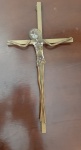 Crucifixo de parede confeccionado em metal bronze feito à mão com peças de relógio - Medidas: 29x15 cm