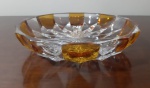 Centro de mesa/petisqueira em cristal de origem francesa, ricamente lapidado com detalhes em amarelo ouro. Peça vintage, anos 50 - Altura: 4 cm e Diâmetro: 15 cm