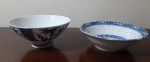 Dois bowls em porcelana, sendo um em porcelana  japonesa com desenhos externos na cor azul e  no interior sem desenho na cor branca. O outro bowl com desenhos internos e por fora liso - Altura: 4 cm e 5 cm e Diâmetro: 12 cm e e 13 cm