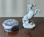 Dois belíssimos enfeites em louça; cavalo em porcelana branca austríaco, perfeito, e um porta objeto em cerâmica pintada à mão, Iva Coimbra Portugal sec XVII , peça assinada - Medidas: 4,5x12x6 cm (cavalo) e 3,5x8 cm (porta objeto)