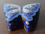 Linda caixa em Cloisonne com forma de borboleta para comprimidos, peça esmaltada na cor predominante azul - Medidas: 8x7,5x3 cm