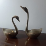 Par de esculturas em bronze na figura de delicados Cisnes - Medidas: 10x8 cm e 14x7 cm