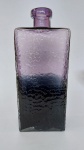 Jarra em vidro grosso roxo degradé no formato de garrafa, medindo 15cm(l)x9cm(p)x36(a, incluindo a boca). Peça nova.