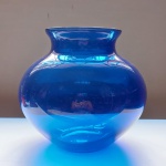 Vaso em vidro azul royal. Medidas aproximadas: 20(a) x 13(d - boca);  69cm (circ corpo).