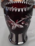 Vaso em cristal overlay da "Bohêmia" em doublé rubi e branco, lavrado com fohas - Altura: 18 cm e diâmetro: 12 cm