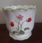 Belíssimo cachepot em porcelana Weiss, coleção 1987, feito à mão, com desenhos em alto relevo de frutas, folhas, e uma flor. Bordas recortadas com detalhe na cor verde - Altura: 16 cm e Diâmetro: 17 cm