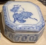 Caixinha com tampa  em porcelana chinesa sem marcação, desenho de uva na tampa na cor azul - Medidas: 6x9x9 cm