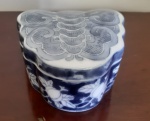 Caixinha com tampa em porcelana chinesa, com formato de borboleta em tons de azul, com marcação na tampa - Medidas: 5x12x11 cm