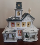 Escultura em biscuit europeu antigo na forma de casa com comercio com decoração em neve -  Medidas: 20x12x18 cm.