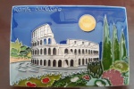 Arte Italiana em placa retratando o "Coliseu" em Roma, azulejo cerâmico feito à mão e pintado, assinado Luciano Creazion - Medidas: 15x10 cm - Lote com rachadura por trás da obra.