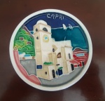 Arte Italiana em placa souvenir retratando Capri na Itália, azulejo cerâmico esmaltado, feito e pintado à mão - Diâmetro: 12 cm