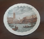 Prato decorativo em porcelana com linda estampa no fundo retratando a "Vista Panorâmica do Palácio Ducal e Campanário da Praça de São Marcos em Veneza"  - Diâmetro: 16 cm