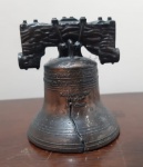 Miniantura Sino histórico em metal - Réplica do Sino da Liberdade, situado na Filadélfia/Pensilvânia, fundido em 1752, era conhecido como Old State House Bell até 1837, quando passou a ser considerado o símbolo do movimento de Independência Americano - Altura: 7 cm e Diâmetro: 5 cm - Lote sem badalo.