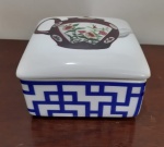 Pote com tampa em porcelana chinesa, desenhos em labirintos na cor azul e tampa com figura  de bule com a cor predominante marrom - Medidas: 10x10 cm