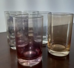 Seis copos multicor para drinks, anos 50, em cristal nacarado com cores diversas - Altura: 9 cm e Diâmetro: 6 cm ( boca)