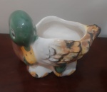 Pato em porcelana WEISS coleção 87, tonalidade verde e com detalhes em marrom, , lindíssima floreira para seu lar, estilo vintage, casa da vovó.cheio de personalidade. Medidas: 12x10x11 cm