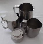 Conjunto de inox para café da manha, chá e café com 2 bules com  tampa, leiteira, um bule sem tampa e  bandeja de metal - Medidas: 52,5x23 cm ( bandeja),  Altura: 12 cm  e 14 cm e Diâmetro: 9 cm , 9,5 cm e 10 cm