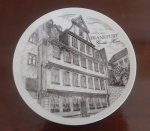 Prato decorativo em porcelana Bavaria KPM, com ilustração da Casa de Goethe em Frankfurt. Ideal para colecionadores e amantes de decoração - Diâmetro: 20 cm