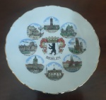 Prato decorativo em porcelana Bavaria Schedel, souvenir que representa as principais atrações de Berlim. Com borda recortada e detalhes em dourado, sendo elegante e detalhado - Diâmetro: 19 cm