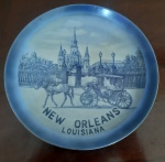 Prato decorativo em porcelana fabricado no Japão, representando a catedral antiga de New Orleans, Louisiana, nas cores azul e branco - Diâmetro: 20 cm