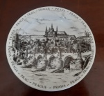 Prato decorativo em porcelana na cor preto e branca. Lembrança representando lugar histórico de Praga, República Tcheca, - Diâmetro: 19 cm