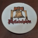 Prato de porcelana representando o sino da liberdade, situado na Filadélfia, Estado da Pensilvânia - O Sino da Liberdade é considerado o símbolo do movimento de Independência Americano - Diâmetro: 20 cm