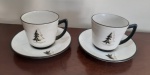 SALER - Duas xícaras de café em porcelana branca saler com detalhes em preto e com figuras árvore pinheiro.