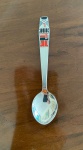 COLECIONÁVEL- Colher Souvenir Vintage Rússia, antiga USSR União Soviética em prata 9TJ - 916 - com marca do símbolo do comunismo (foice e martelo) em contraste no verso. Cabo decorado com imagem estilizada de menino em traje típico Nacional em esmalte.