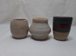 Lote de 3 vasos floreira, cachepot em cerâmica. Medindo o maior 11,5cm de altura.