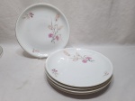 Jogo de 5 pratos rasos de mesa em porcelana Real floral com friso ouro. Medindo 25,5cm de diâmetro. Com leve desgaste na douração.