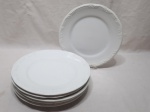 Jogo de 6 pratos rasos de mesa em porcelana Schmidt branca com relevos. Medindo 25,5cm de diâmetro.