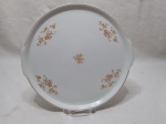 Prato de bolo em porcelana Renner floral com friso ouro. Medindo 28cm de diâmetro.