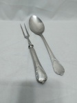 Jogo de garfo trinchante e colher de arroz em aço inox Hercules, pega trabalhada. Medindo o garfo 25,5cm e a colher 25,5cm.