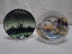 Lote de 2 pratos decorativos em porcelana, sendo um com borda trabalhada e um com estampa de pagode. Medindo o maior 18,5cm de diâmetro.