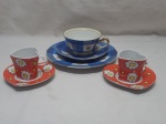 Lote de par de xícaras de café na forma de coração e um trio de chá com bolo em porcelana.