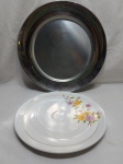 Lote de prato de bolo em porcelana floral e bandeja redonda em aço inox. Medindo a bandeja 36,5cm de diâmetro.