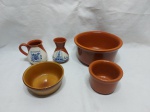 Lote composto de 3 bowls e 2 cremeiras em cerâmica crua. Medindo o bowl maior 18cm x 9,5cm de altura.