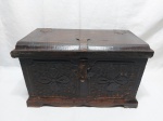 Linda caixa tipo bau em madeira ricamente trabalhada ao gosto rústico. Medindo 42cm x 24cm x 25,5cm de altura.