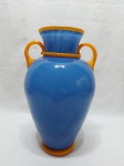 Lindo vaso bojudo em vidro murano azul com alças amarelas. Medindo 29,5cm de altura. Peça pesada.